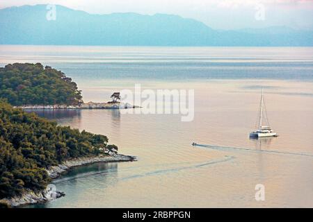 Amarantos Rocks an der Westküste der Insel Skopelos, Nördliche Sporaden, Griechenland Stockfoto