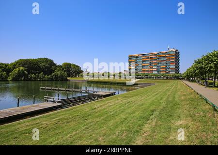 Wunderschöne Schwimmsee Landschaft am Stadtrand, Anlegestellen, grüne Wiese, Wohnhaus am See, Radweg - Oosterplas den Bosc Stockfoto
