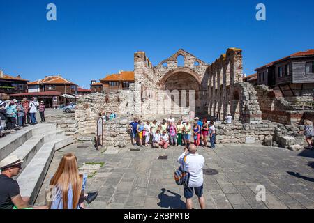 Altstadt von Nessebar, erbaut 2023, Hagia-Sophia-Kirche, altes Bischof, touristische Gruppe, die Fotos in einem alten Zentrum der Siedlung macht Stockfoto