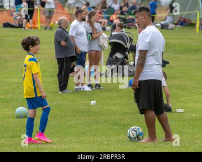 Glasgow, Schottland, Großbritannien. 8. Juli 2023: Ehemaliger keltischer Spieler Bobby Petta auf einem Jugendfußballfest in Glasgow. Stockfoto