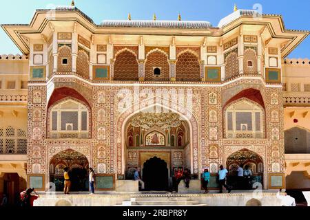 India Fort Amber in der Nähe von Jaipur, Radjastan, Sitz des Mogul aus dem 11. - 18. Jahrhundert, Haupteingang, viel besucht, Stockfoto