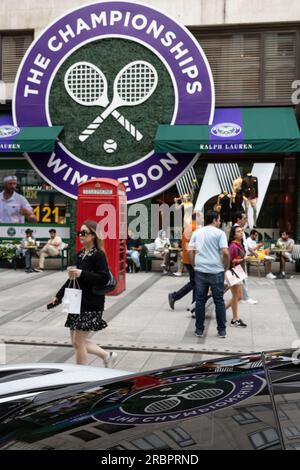 Der Ralph Lauren Store in der New Bond Street feiert seine fortlaufende Partnerschaft mit dem Wimbledon Turnier, indem er mit dem Tennisthema Mayfair dekoriert wird. Stockfoto