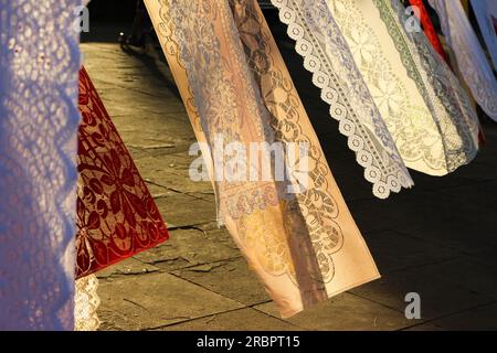 Wunderschöne und beleuchtete farbenfrohe Spitze zum Verkauf auf dem Platz Alto da Sé in Olinda, Pernambuco, Brasilien Stockfoto