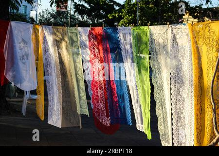 Wunderschöne und beleuchtete farbenfrohe Spitze zum Verkauf auf dem Platz Alto da Sé in Olinda, Pernambuco, Brasilien Stockfoto