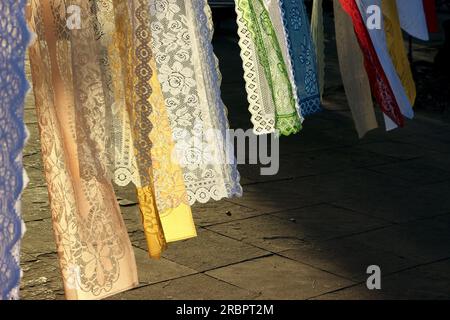 Wunderschöne und beleuchtete farbenfrohe Spitze zum Verkauf auf dem Platz Alto da Sé in Olinda, Pernambuco, Brasilien Stockfoto