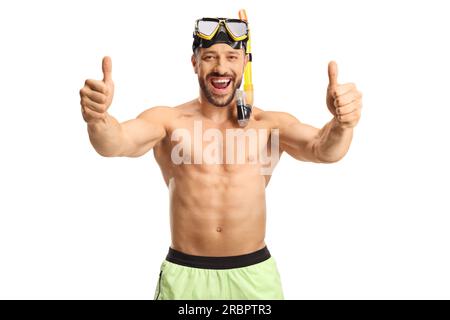 Fröhlicher Mann im Badeanzug mit einer Tauchermaske, die Daumen nach oben zeigt, isoliert auf weißem Hintergrund Stockfoto