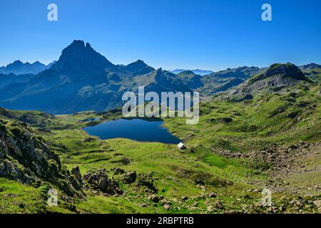 Bergsee Lac Gentau mit PIC du Midi, Vallee d'39; Ossau, Nationalpark Pyrenäen, Pyrenäen, Frankreich Stockfoto