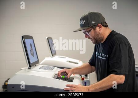 Detroit, Michigan - die OneSight Foundation organisierte eine kostenlose Klinik, die Augenuntersuchungen und verschreibungspflichtige Brillen für einkommensschwache Bewohner anbot. Eine Technik Stockfoto