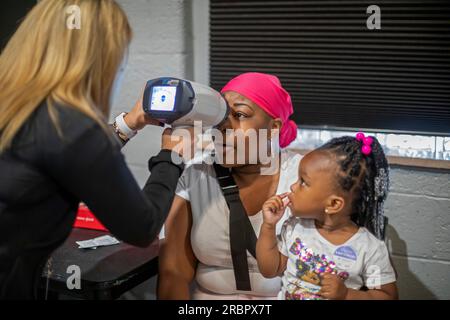 Detroit, Michigan - die OneSight Foundation organisierte eine kostenlose Klinik, die Augenuntersuchungen und verschreibungspflichtige Brillen für einkommensschwache Bewohner anbot. OneSight Stockfoto