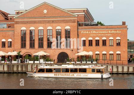 Restaurant Brot und Wein Flussfahrt Motorboot auf dem Fluss Motlawa in der Altstadt von Danzig, Polen, Europa, EU Stockfoto