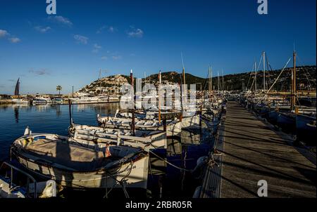 Anlegestelle im Yachthafen, im Hintergrund Port d'Andratx, Mallorca, Spanien Stockfoto