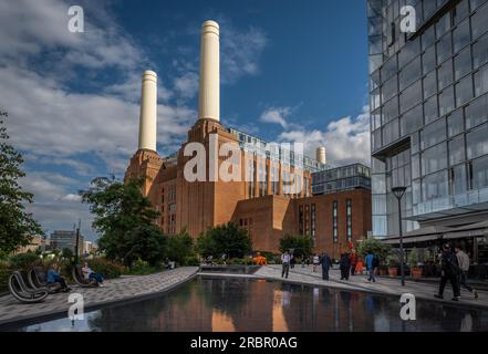 Battersea, London, Vereinigtes Königreich: Battersea Power Station wurde als Einkaufs- und Freizeitziel neu entwickelt. Landschaftsansicht mit Teich im Vordergrund. Stockfoto