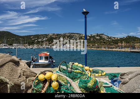 Fischernetz und Fischerboot im Hafen Port d'Andratx, Mallorca, Spanien Stockfoto