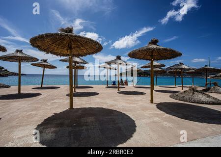 Urlauber am Sant Elm Beach, Serra Tramontana Region, Mallorca, Spanien Stockfoto