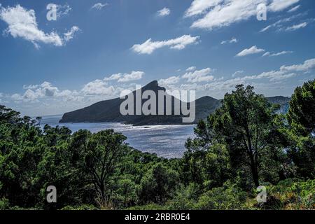 Insel Sa Dragonera im Hintergrund, von Punta de Sa Galera in der Nähe von Sant Elm, Serra Tramuntana, Mallorca, Spanien Stockfoto