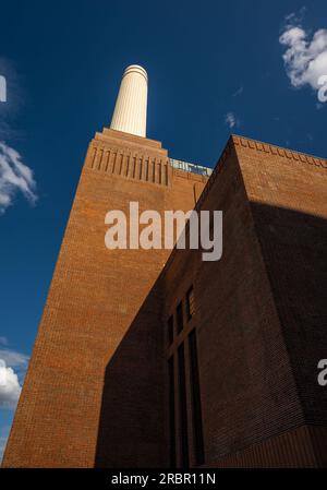 Battersea, London, Vereinigtes Königreich: Architektonische Details des Kraftwerks Battersea. Porträtblick auf die nordwestliche Ecke des Gebäudes mit blauem Himmel. Stockfoto