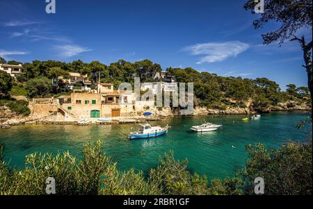 Boote, Fischerhäuser mit Bootsgaragen und Villen, Cala Figuera, Gemeinde Santanyí, Mallorca, Spanien Stockfoto