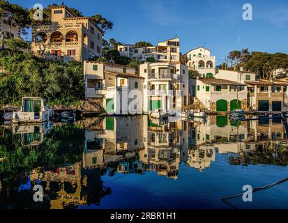 Fischerhäuser mit Bootsgaragen und Villen am Ufer der Bucht, Cala Figuera, Santanyí, Mallorca, Spanien Stockfoto