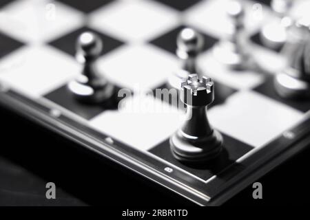 Silberne Schachfiguren auf dem Spielbrett, Nahaufnahme Stockfoto