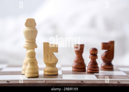 Schachfiguren auf dem Spielbrett im Schlafzimmer, Nahaufnahme Stockfoto