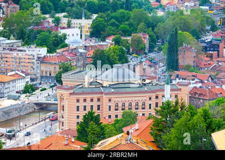 Sarajevo, Bosnien und Herzegowina - Mai 26 2019: Blick aus der Vogelperspektive auf das Rathaus von Sarajevo, bekannt als Vijećnica. Es wurde 1891 vom tschechischen Archit entworfen Stockfoto