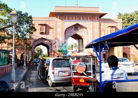 Jaipur, Radjastan, die rosafarbene Stadt und eines der 6 Eingangstore zur Altstadt Stockfoto