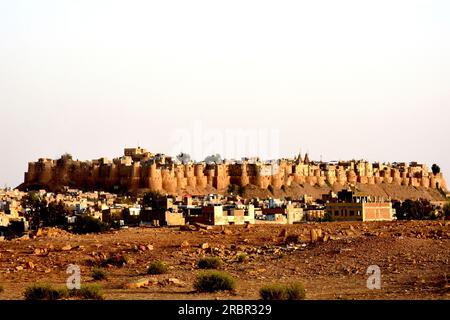 Indien, Radjastan, Jaisalmer, in der Thar Wüste, mit Old Town Fort, vom Mount Bara Bagh, ist wie ein Märchen aus 1.000 Nächten Stockfoto