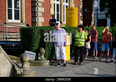 Im Bild: Freie-Sachsen-Politiker Andreas Hofmann alias DJ Happy Vibes.Rege Teilnahme an der Montagsdemo auf dem Görlitzer Postplatz nach schwerem Land Stockfoto