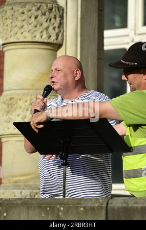 Im Bild: Freie-Sachsen-Politiker Andreas Hofmann alias DJ Happy Vibes.Rege Teilnahme an der Montagsdemo auf dem Görlitzer Postplatz nach schwerem Land Stockfoto