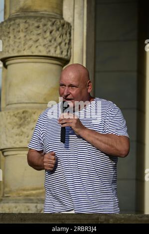 Im Bild: Freie-Sachsen-Politiker Andreas Hofmann alias DJ Happy Vibes.Rege Teilnahme an der Montagsdemo auf dem Görlitzer Postplatz nach schwerem Land Stockfoto