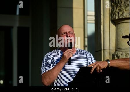 Im Bild: Freie-Sachsen-Politiker Andreas Hofmann alias DJ Happy Vibes.Rege Teilnahme an der Montagsdemo auf dem Görlitzer Postplatz nach schwerem Land Stockfoto