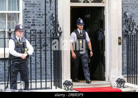 London, Großbritannien. 10. Juli 2023. Polizeibeamte werden vor der Downing Street Nr. 10 gesehen, als US-Präsident Joe Biden in Downing Street mit dem britischen Premierminister Rishi Sunak zusammentrifft, um die engen Beziehungen zwischen Großbritannien und den Vereinigten Staaten noch vor dem NATO-Gipfel in Vilnius, Litauisch, Ende dieser Woche weiter zu stärken. Kredit: SOPA Images Limited/Alamy Live News Stockfoto