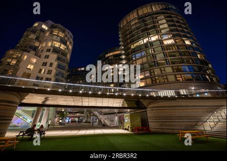 Battersea, London, Großbritannien: Neue Apartmentgebäude und Hotel in Battersea in der Nähe des Kraftwerks Battersea. Nachtsicht auf den Electric Boulevard Stockfoto