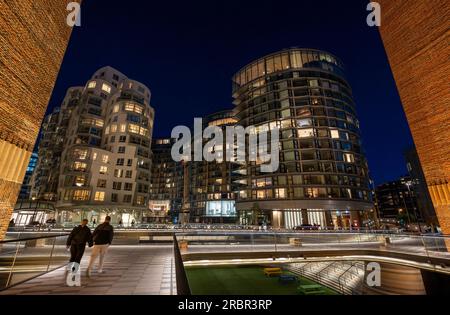 Battersea, London, Großbritannien: Neue Apartmentgebäude und Hotel in Battersea in der Nähe des Kraftwerks Battersea. Nachtansicht. Stockfoto