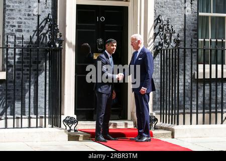 London, Großbritannien. 10. Juli 2023. US-Präsident Joe Biden wird vor der Downing Street Nr. 10 vom britischen Premierminister Rishi Sunak begrüßt, da die beiden Staats- und Regierungschefs zusammentreffen werden, um die engen Beziehungen zwischen Großbritannien und den Vereinigten Staaten noch vor dem NATO-Gipfel in Vilnius, Litauisch, Ende dieser Woche weiter zu stärken. Kredit: SOPA Images Limited/Alamy Live News Stockfoto