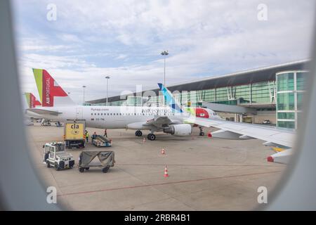 Porto, Portugal - 31.05.2023: Blick von innen SATA Azores Airlines Flugzeugfenster zum TIPPEN - Air Portugal - Flugzeug, im Porto Flughafen. TIPPEN ist Por Stockfoto