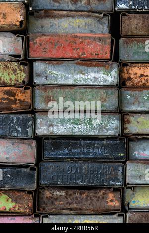 Mehrfarbige Gerüstplanken – GB Stockfoto