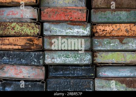 Mehrfarbige Gerüstplanken – GB Stockfoto