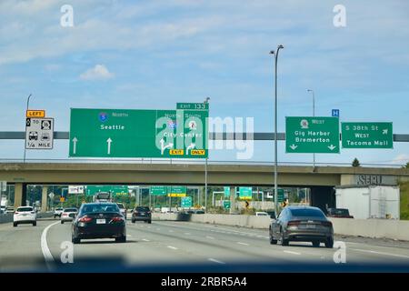 Blick auf die Straßenschilder der der Abfahrt 133 von einem Auto in Richtung Norden auf der Interstate 5 in Richtung Seattle Washington State USA Stockfoto