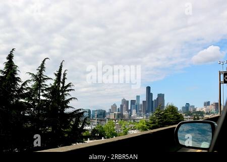 Blick auf die Skyline der Stadt aus einem Auto, das auf der Interstate 5 Seattle Washington State USA nach Norden fährt Stockfoto