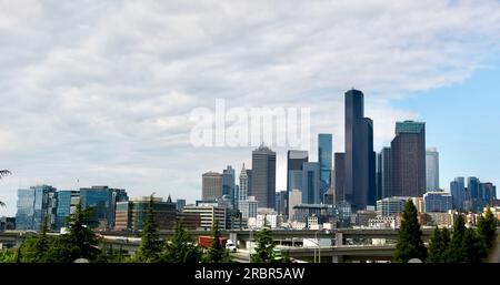 Blick auf die Skyline der Stadt aus einem Auto, das auf der Interstate 5 Seattle Washington State USA nach Norden fährt Stockfoto