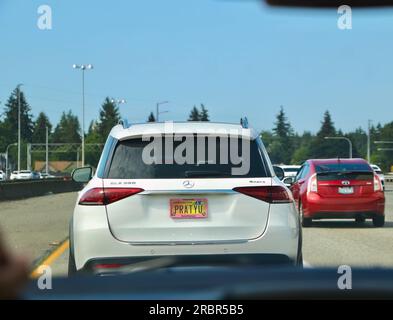 Blick aus dem Inneren eines Autos auf den Verkehr in Richtung Norden auf der Interstate 5, gefolgt von einem Mercedes GLS 350 Nummernschild PRATYU in Richtung Seattle Washington State USA Stockfoto