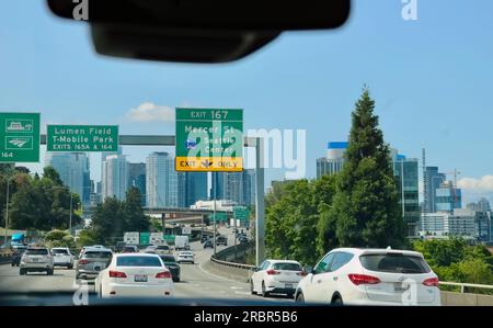 Blick auf die Skyline der Stadt, Straßenschilder und Wolkenkratzer von einem Auto aus, das auf der Interstate 5 Richtung Norden in Richtung Seattle Washington State USA fährt Stockfoto