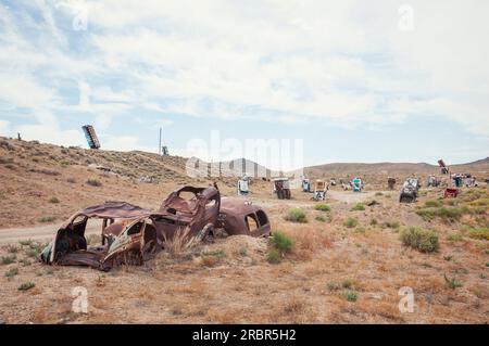 08-14-2017 Goldfield, NV, USA. International Car Forest of the Last Church. Stockfoto