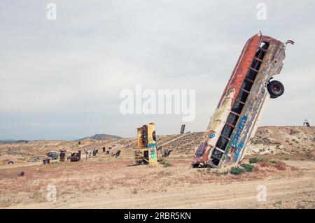 08-14-2017 Goldfield, NV, USA. International Car Forest of the Last Church. Stockfoto