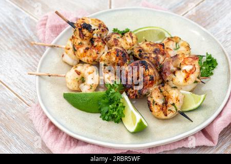 Gegrillte Garnelenspieße. Meeresfrüchte, Regale. Garnelen Garnelen Spieße mit Limette. Barbecue-Garnelen. Stockfoto