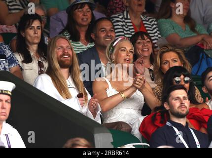 Wimbledon, Großbritannien. 08. Juli 2023. Sänger Sam Ryder schaut sich das Tennis mit Hannah Waddingham an. Wimbledon Day Six, Wimbledon, London, Vereinigtes Königreich, am 8. Juli, 2023. Guthaben: Paul Marriott/Alamy Live News Stockfoto