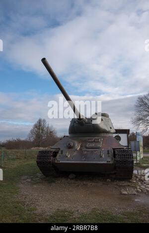 Der T-34 war ein sowjetischer Mittelpanzer und Hauptpanzer im Zweiten Weltkrieg mit Produktionszahlen mehr als jeder andere Panzer seiner Zeit. Stockfoto