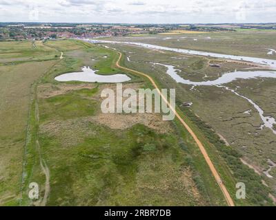 Luftaufnahme von Blakeney, Norfolk, Großbritannien, mit Marsch und Hafen Stockfoto