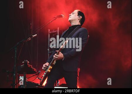 MADRID, MAD COOL FESTIVAL 2023, SPANIEN: Troy Van Leeuwen, Gitarrist der amerikanischen Rockband Queen of the Stone Age (auch bekannt als QOTSA), tritt live auf der Bühne des Mad Cool Festival 2023 auf. Stockfoto